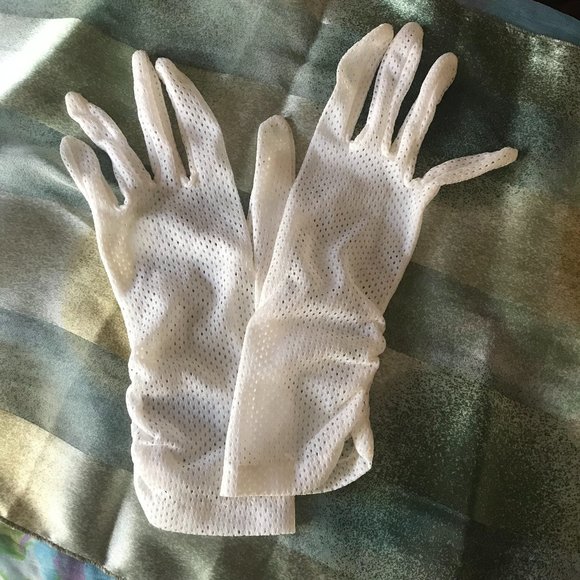 Accessories - VINTAGE 1960S WHITE OPEN WEAVE LADIES GLOVES  SIZE 5-6